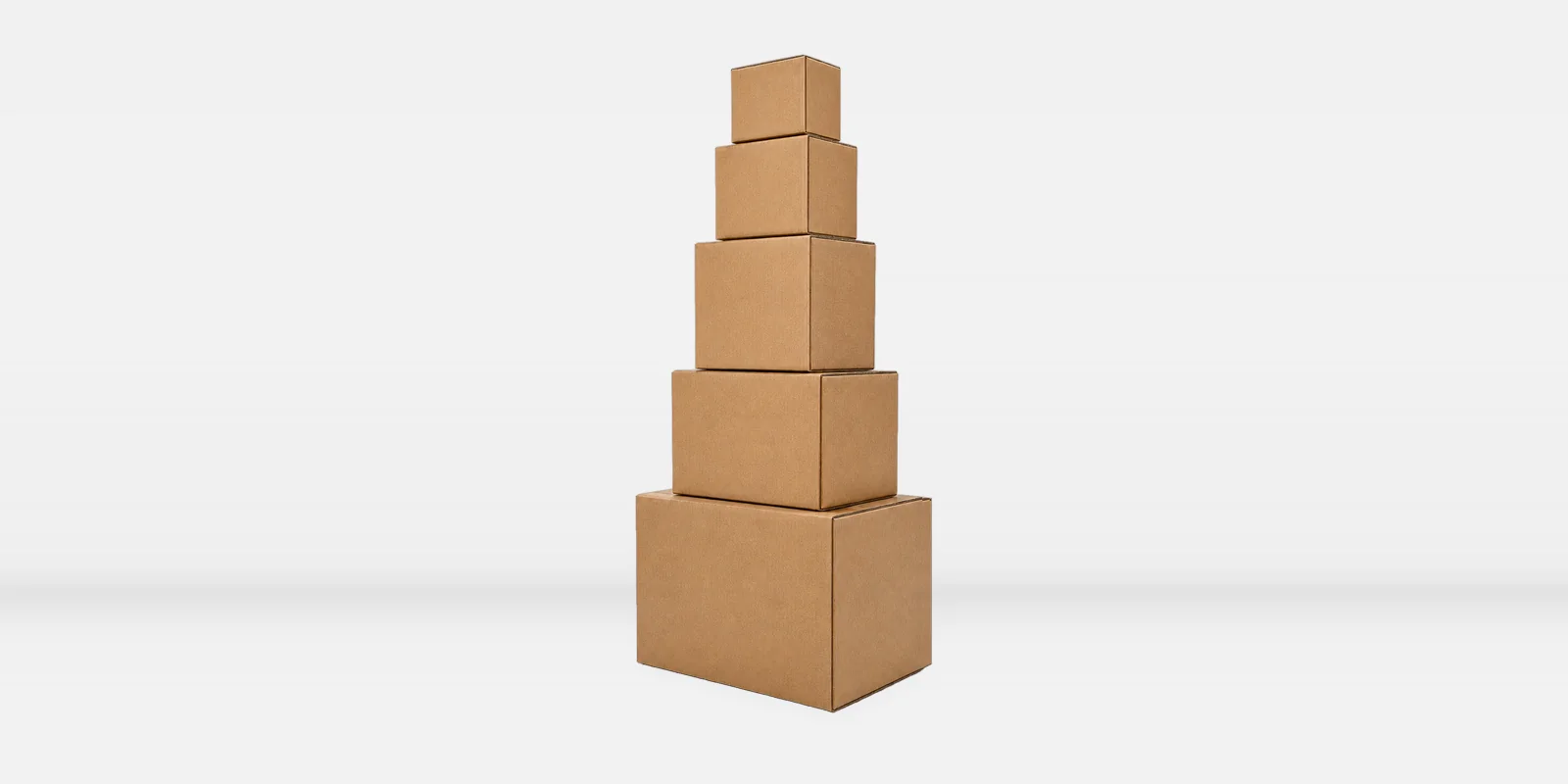 Torre de cinco caixas de papelão kraft modelo 4 abas, empilhadas da maior para a menor, sobre fundo claro