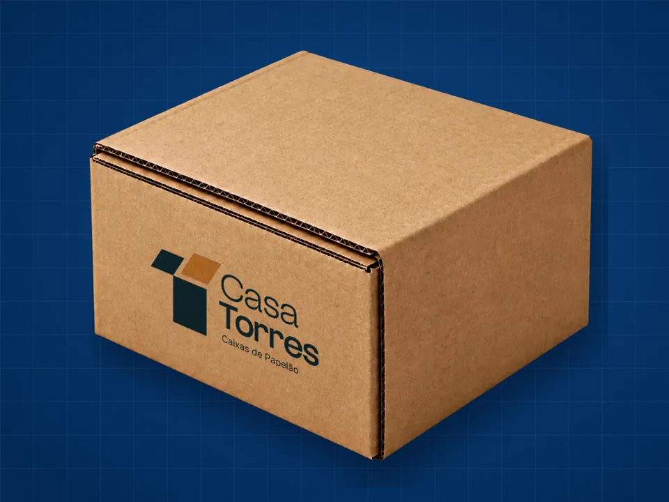 Caixa corte e vinco em papelão kraft com a marca Casa Torres impressa na frente